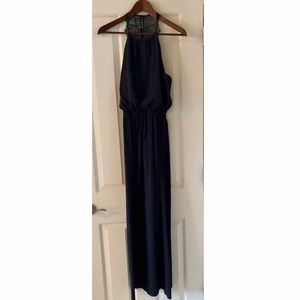 Sleeveless dress with lace back